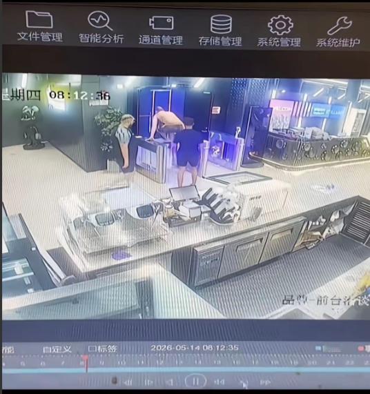 中国不是法外之地！上海四名外籍男子上演了一出令人匪夷所思的"零元购"。他们既不
