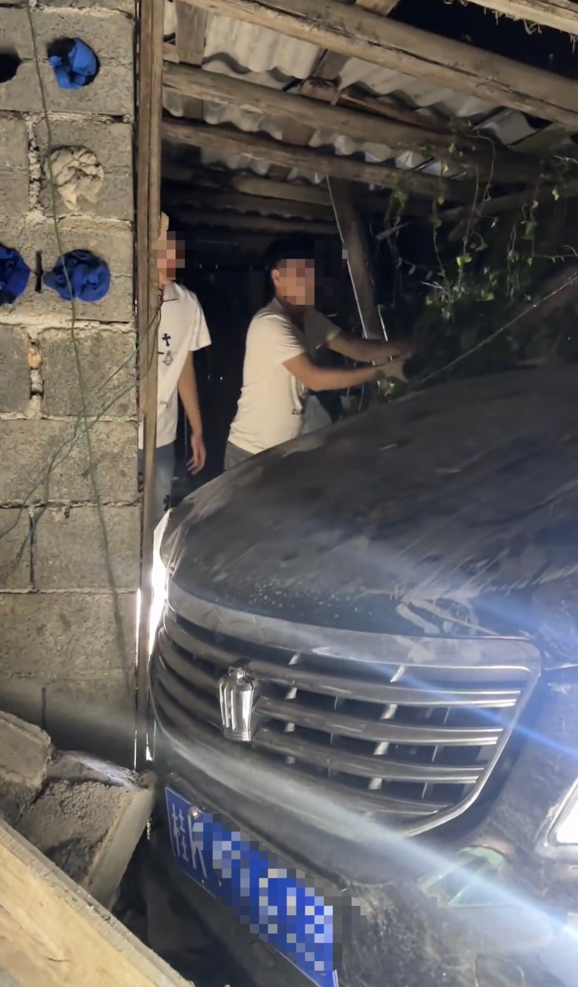 【玉林男子躺房里玩手机突然小车撞到床边】8月15日晚，网友爆料称：玉林一男子躺在