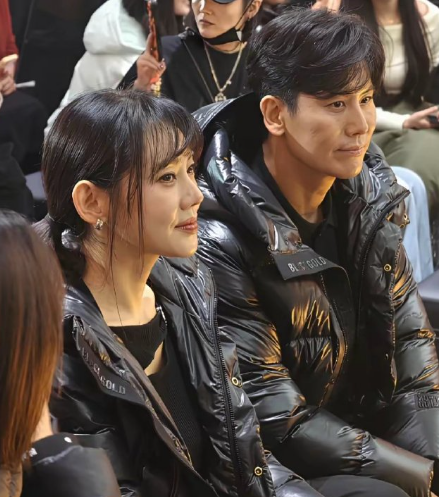 46岁秋瓷炫好嫩啊，剪了齐刘海就像二十出头的小女生……​她和于晓光一起出席羽