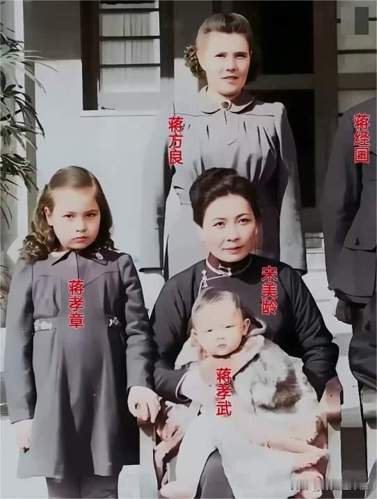 1936年，蒋孝章在苏联乌拉尔地区出生，父母一开始给她取名爱理。父亲是蒋经国，母