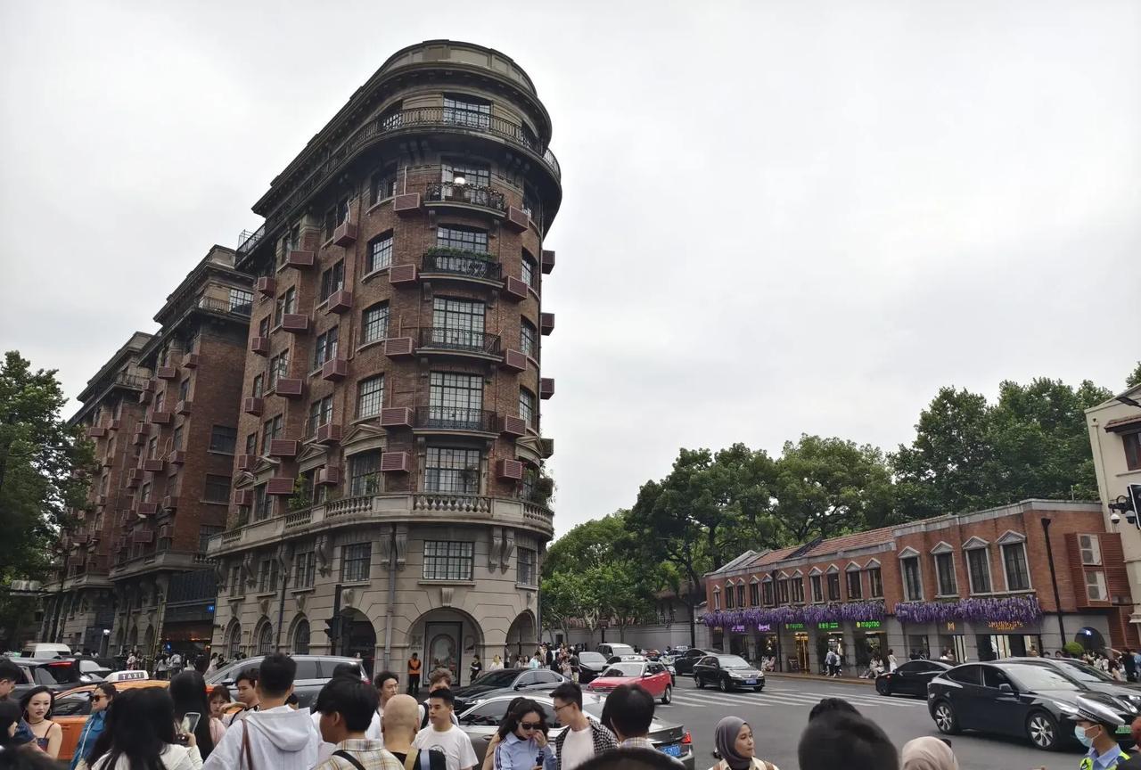 徐汇这个打卡点，人山人海，执勤交警直呼看不懂。今天是端午节，万万没想到，徐汇这