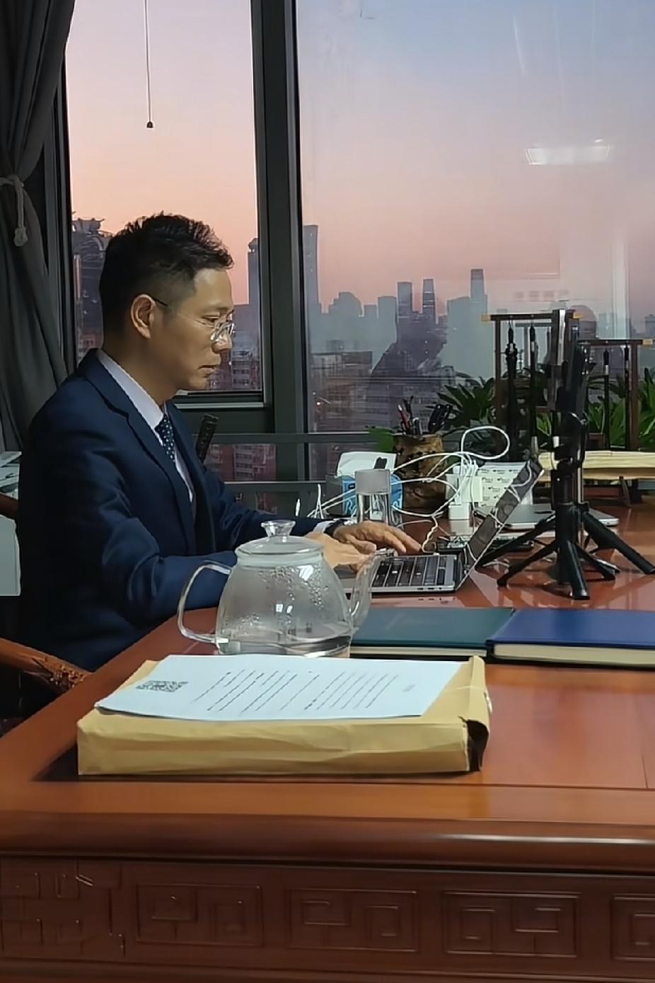 李老师发视频讲述：王某晶5月15号到期就出来了。李老师从五月六号至七号，八号