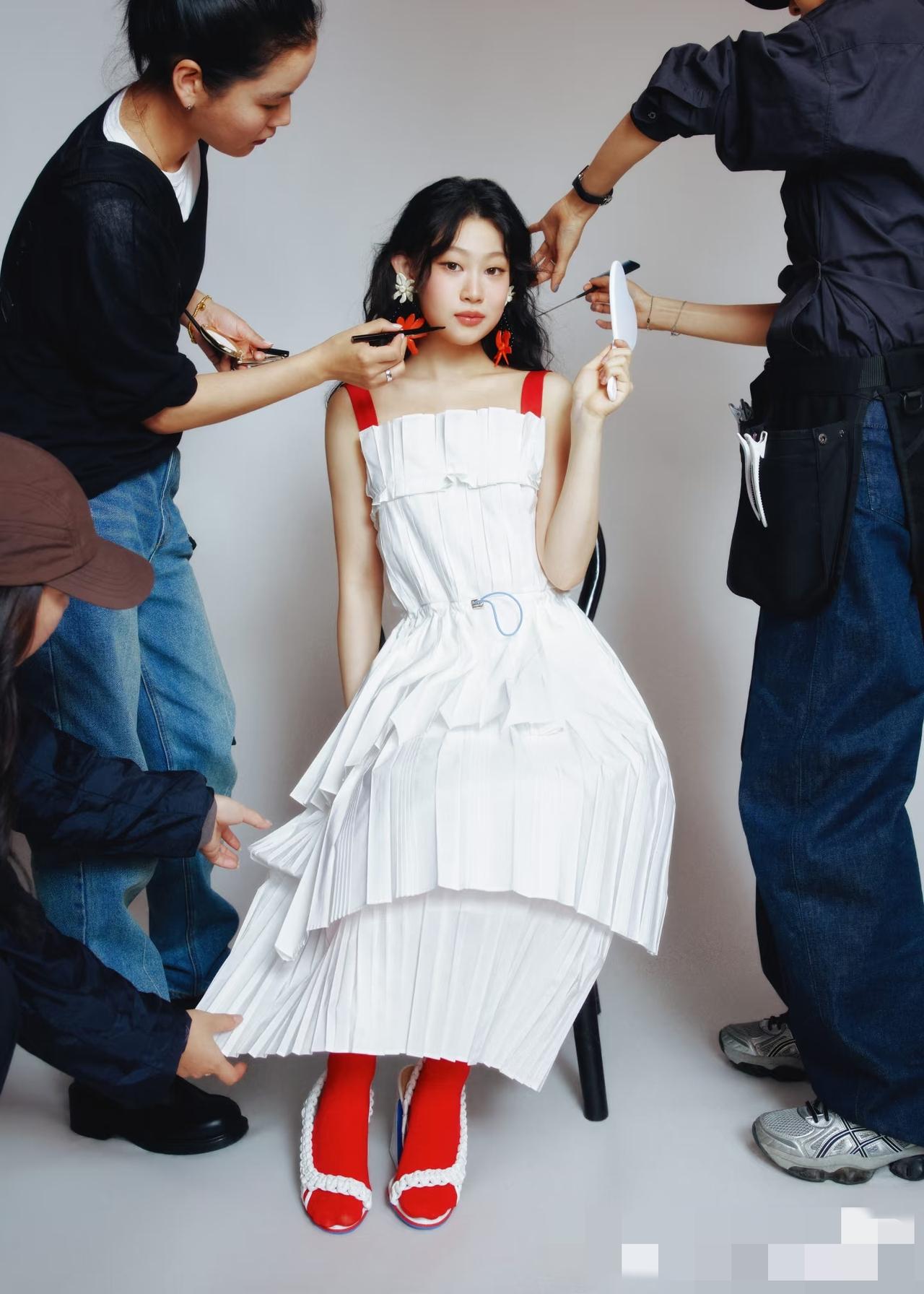 唱歌跑调的沈佳润是黑红了，很快过年有了新代言，小沈阳咬牙给她换了造型师之后，终于