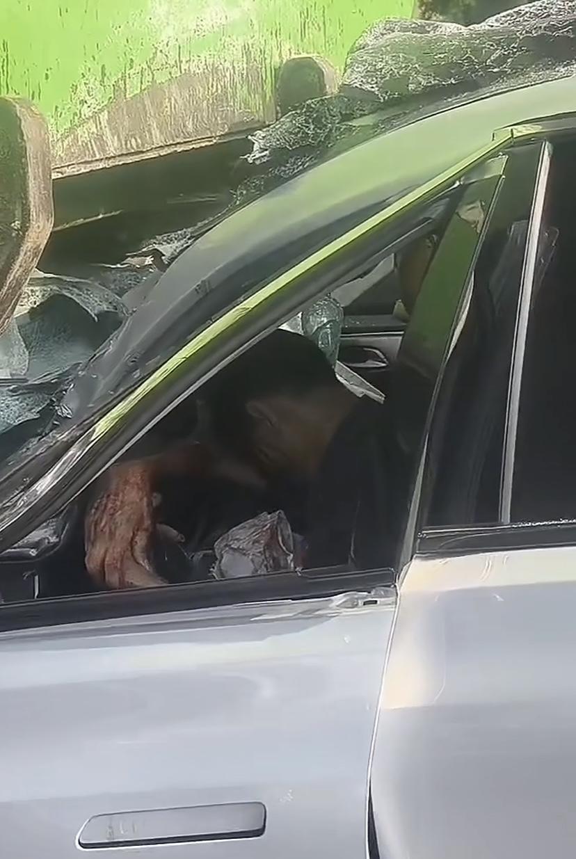 5月15日福建福州一辆滴滴车应急车道追尾渣土车，滴滴车前半截直接钻进车底下，司机