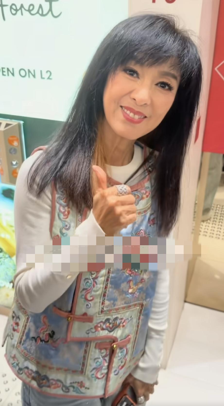 米雪为即将到来的香港演唱会做准备，她在尖沙咀被偶遇，穿了一件新中式刺绣马甲，脖子