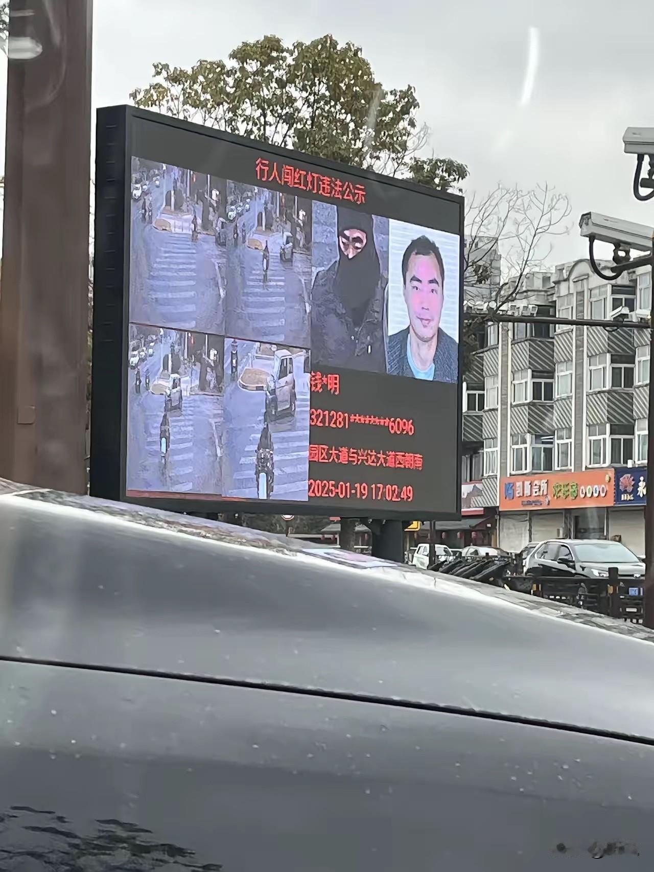 好消息：上电视了，出名了！坏消息：打扮成这样都被认出来了！