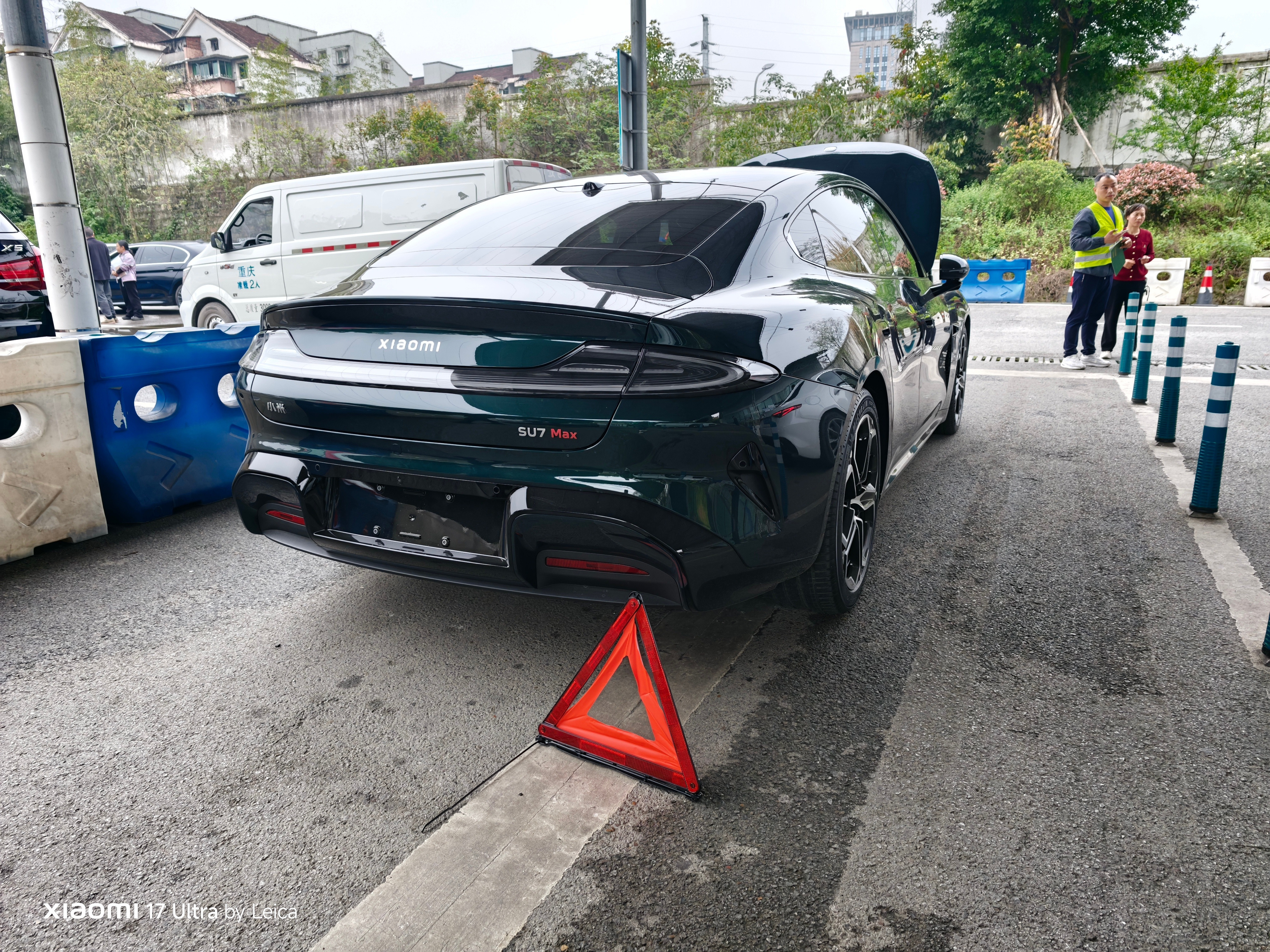 来给su7上牌，人真少，办理起来速度也快多了，登记上就通知验车了