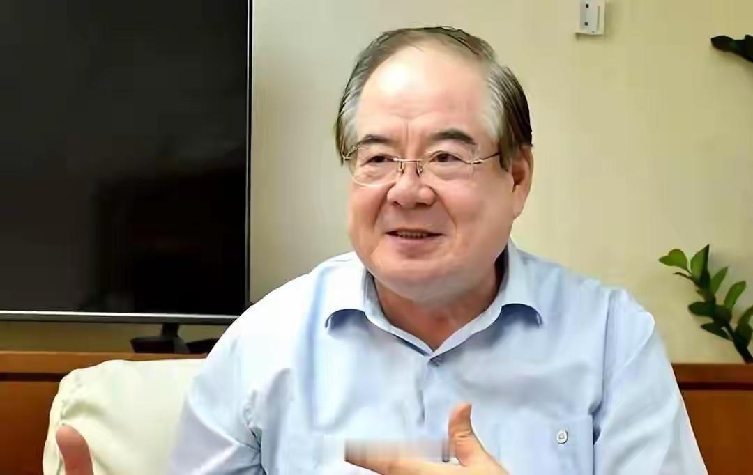 国民党副主席李乾龙，前几天干了件大事，让人钦佩！他拄着拐杖爬完392级台阶，没