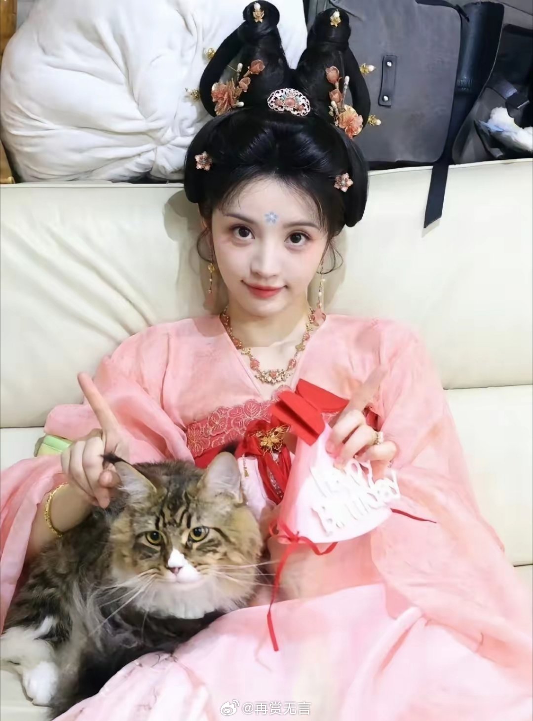 头一次感受到了，女明星素颜前后的差距，看来化妆还是很重要的。