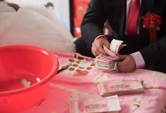 彩礼就是穷人为难穷人的套路，中产以上家庭基本都不会给高额彩礼，因为有底气，不行换