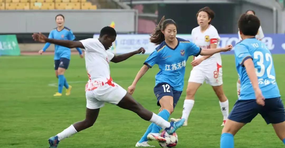 江苏女足2:2战平上海队，九轮不败继续领跑女超。第九轮女超联赛，江苏队在