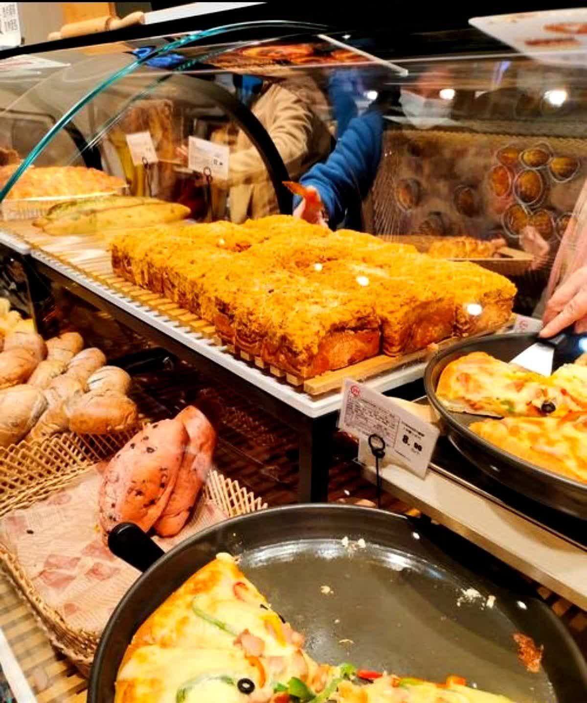 永辉超市真的是太会玩了，真心学会了胖东来，每晚八点开始的熟食打八折这招真够灵。