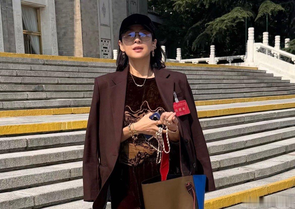 路人偶遇章子怡，戴着帽子和眼镜，本人又瘦又有气质​