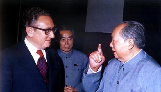 1972年，毛主席与尼克松谈话，突然听到美方一个人员的身上传出了异响。于是，毛主