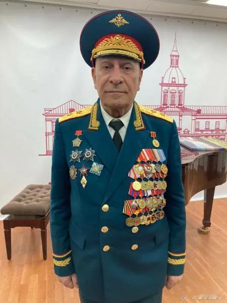 亚美尼亚建国核心军事奠基人，亚美尼亚前国防部长、亚美尼亚武装力量前总司令，曾为亚