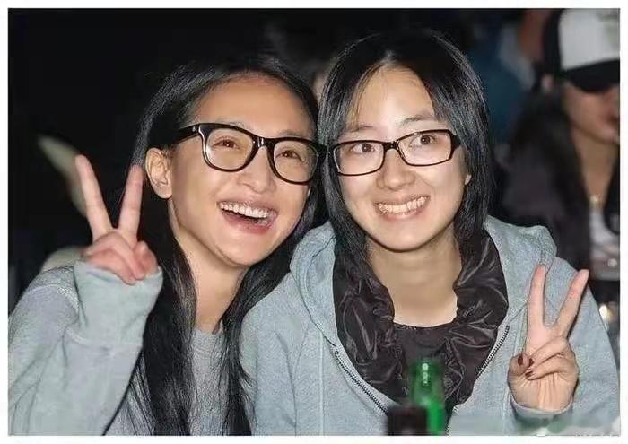 周迅·桂纶镁早年同框！素颜黑框眼镜满是青春感！​​​