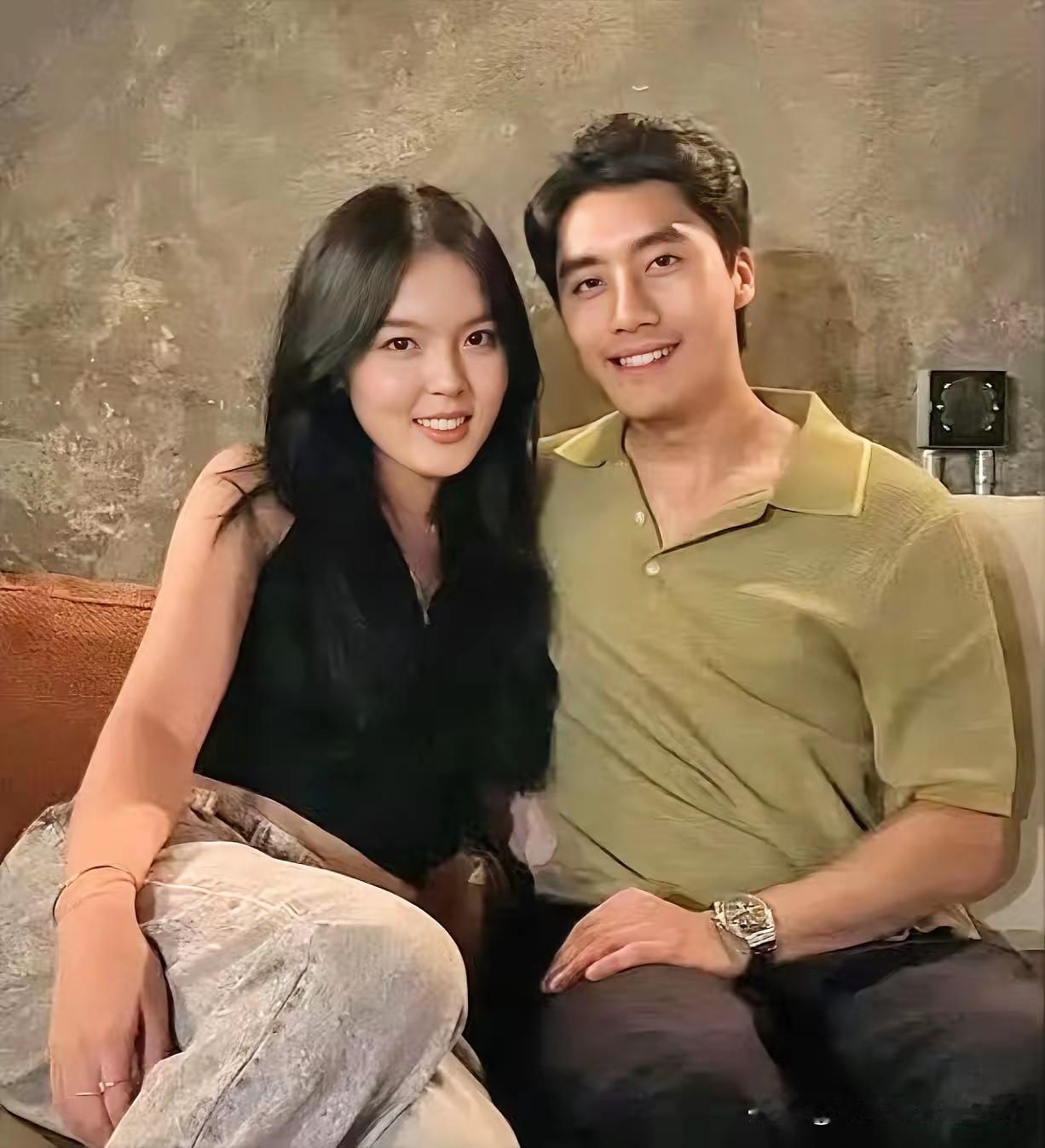 李咏的女儿，晒出了男朋友的照片，虽然个子不高，但是稳重大方，有成功男人的气质。