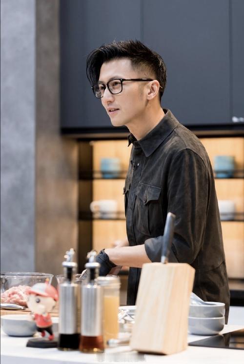 45岁谢霆锋现身哈尔滨，低调打卡巷子里的铁锅炖小店。他穿休闲装素颜出镜，状态紧致