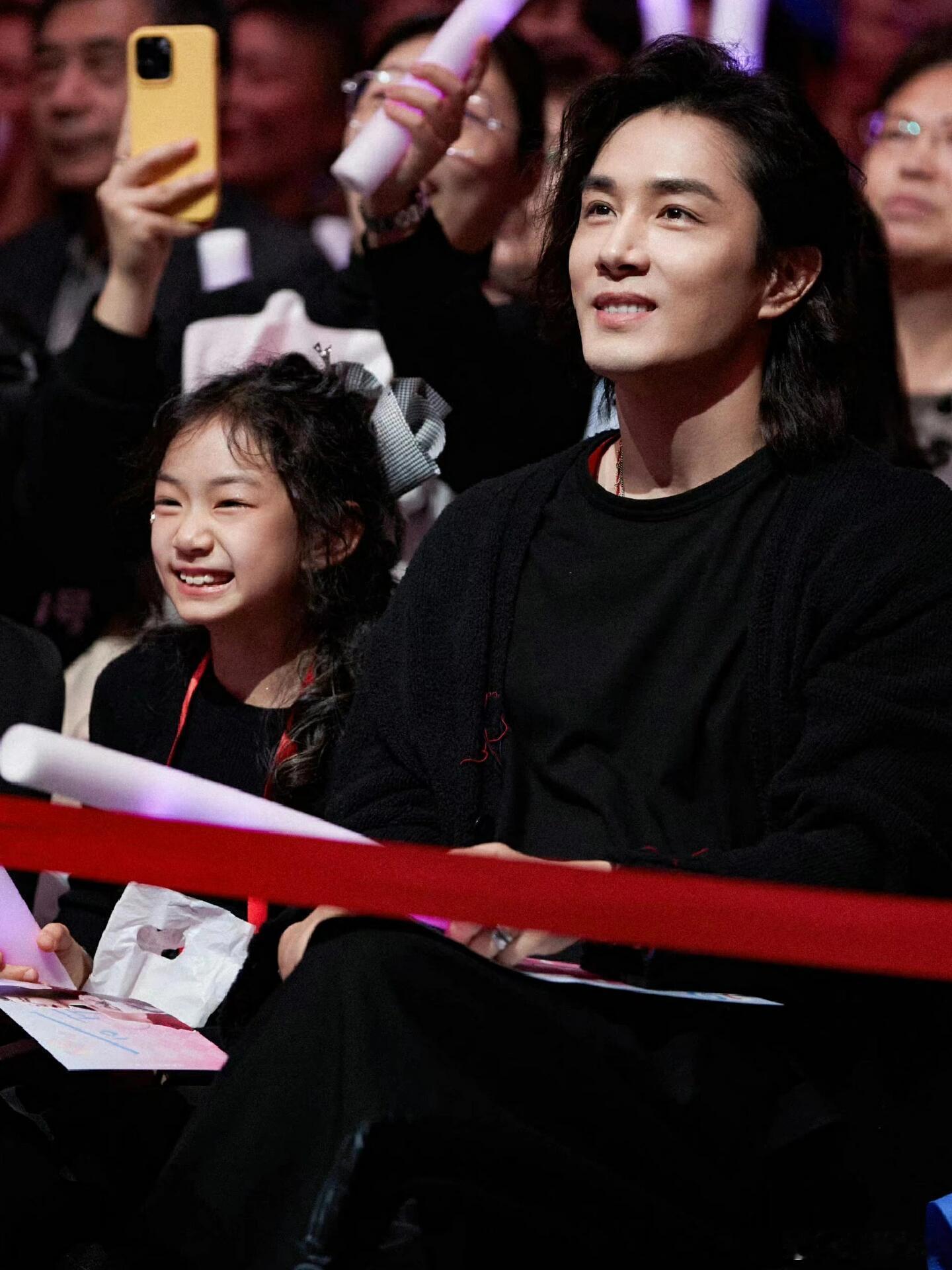 网友新加坡偶遇戚薇李承铉一家四口戚薇李承铉一家四口新加坡度假，李承铉身边坐着的女