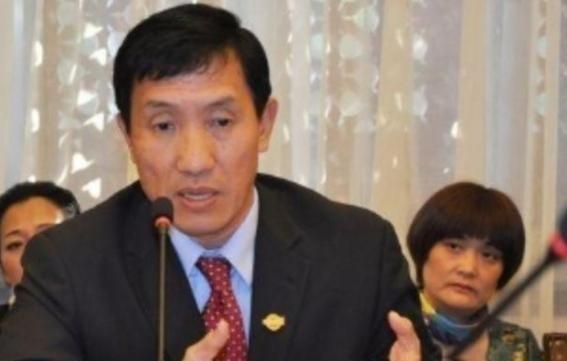 “中国拿什么挑战美国？人均收入只有人家的8%！”就是这位中国经济领域专家黄亚生，