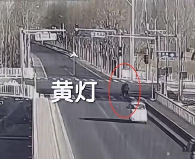 这就是我的电动车不解限速的原因之一！北京一电动自行车与小汽车路口相撞，双方都说