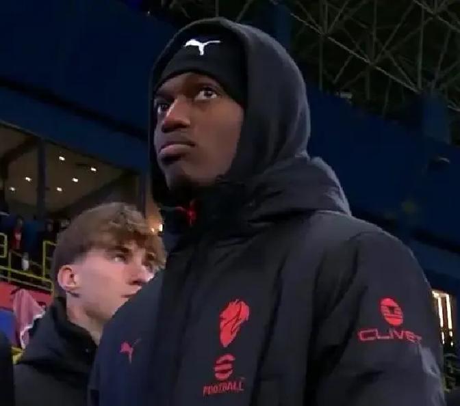 身价砍半只用两年26岁边锋被改造成站桩中锋，9000万欧跌到4500万，曼