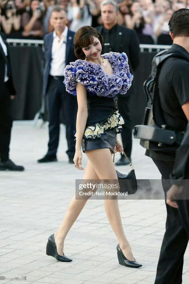 #Lisa脖子以下全是腿#复古短款穿搭凸显优越身形，又瘦又高，气场拉满。​