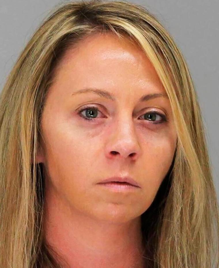 女警走错楼层，一枪击毙在家吃冰淇淋的无辜小伙，仅坐7年牢直接假释出狱！受害者