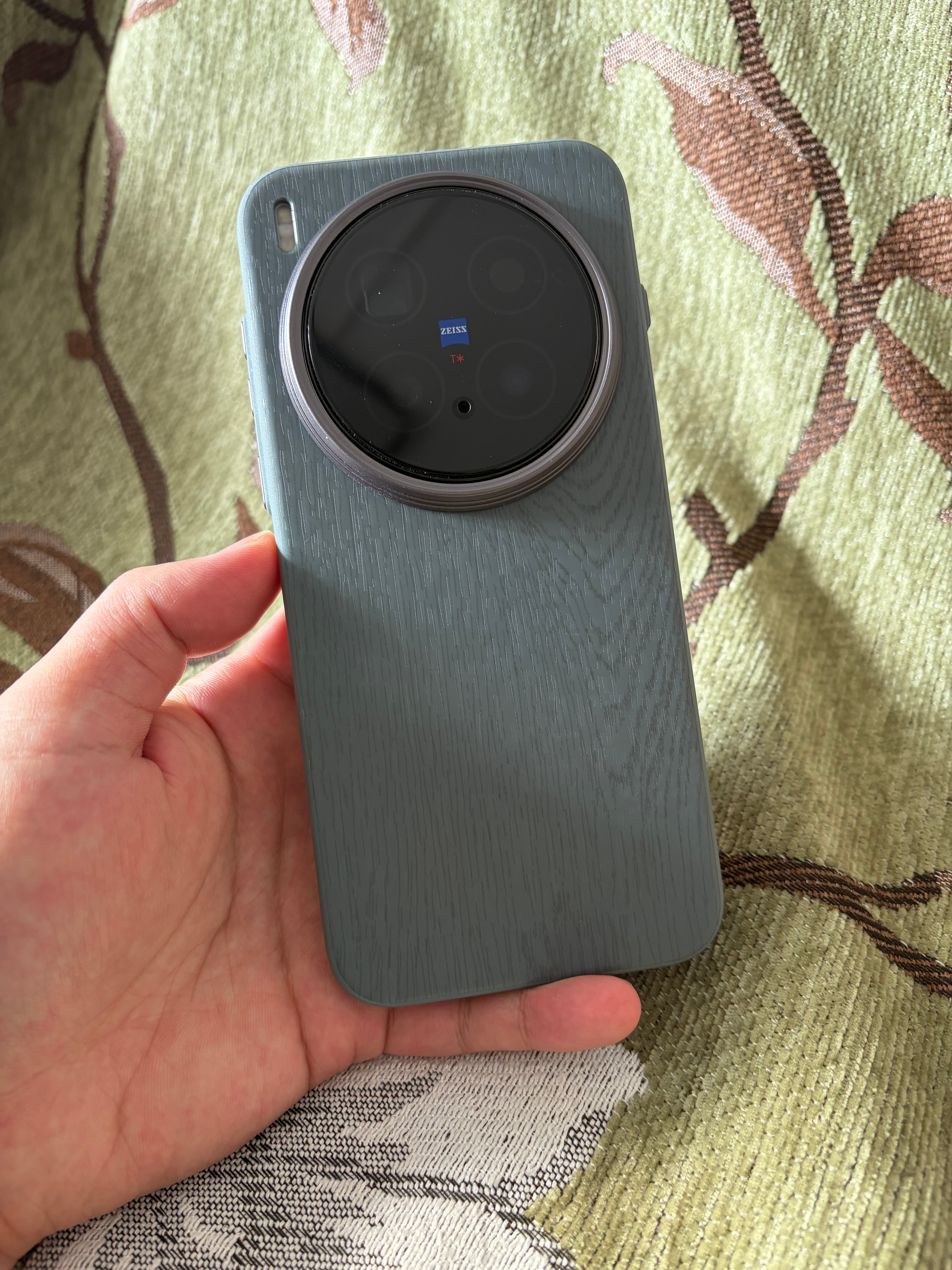 趣装备家的这两个壳还不错，处理的质感和木头有点像