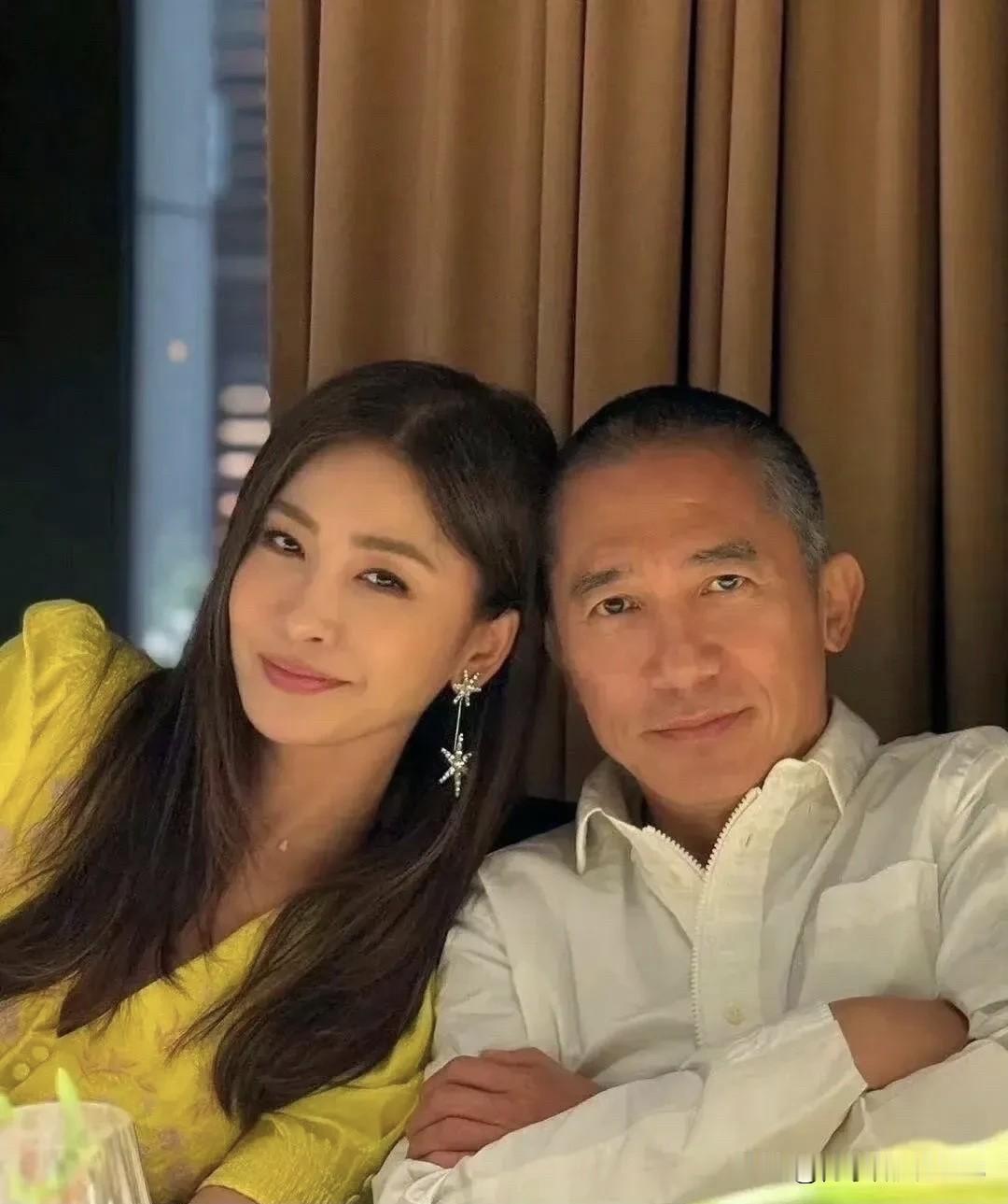 梁朝伟长相平平，一眼就认出来，跟女明星站在一起，竟然个子上还矮了一点点，这位美女