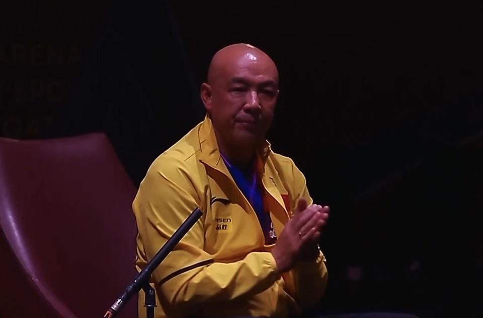 最后一局，蒯曼林诗栋10:5领先，拿到5个赛点，肖指导在场边悠闲的坐着，还不停的