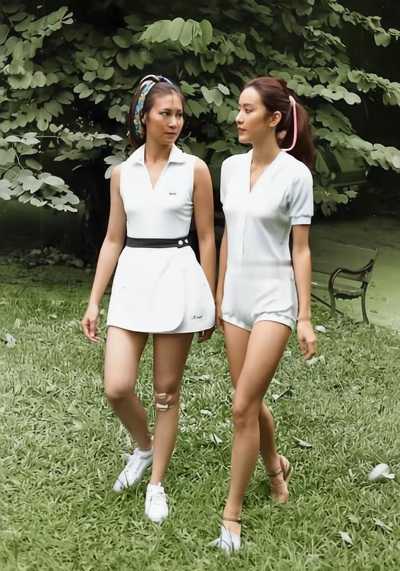 画面中的林青霞皓肤如玉，棕色马尾丝滑如缎，修项秀颈，青春气息扑面而来；玉腿纤纤，