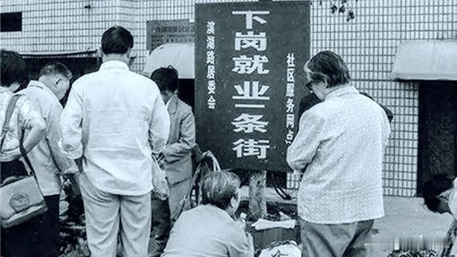 资本市场的本质是压榨和剥削，通俗来讲就是“大鱼吃小鱼，小鱼吃虾米”，它遵循的是资