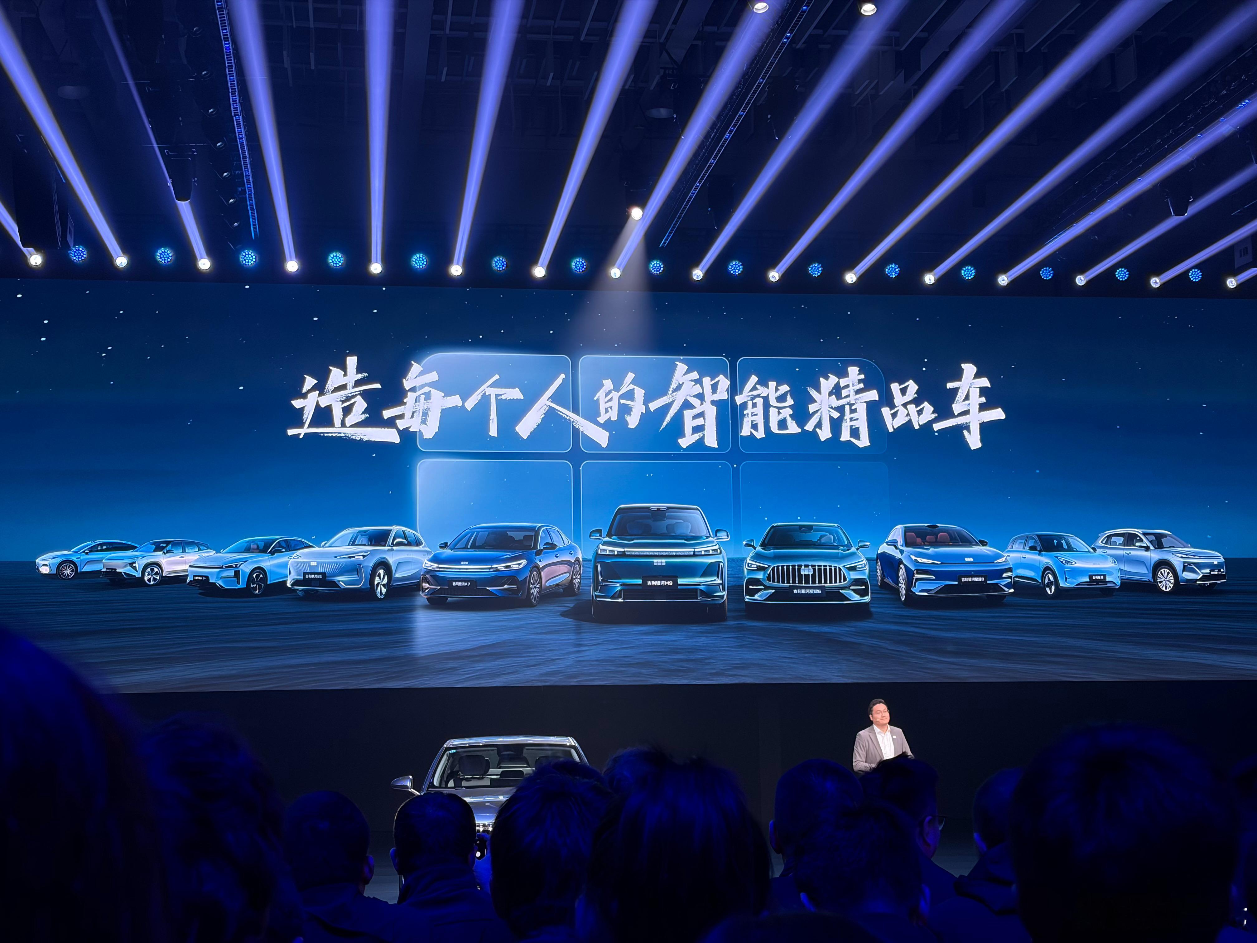 吉利银河星耀6拥有越级的空间体验，同级最宽后排最大肘部空间1480mm，27处储