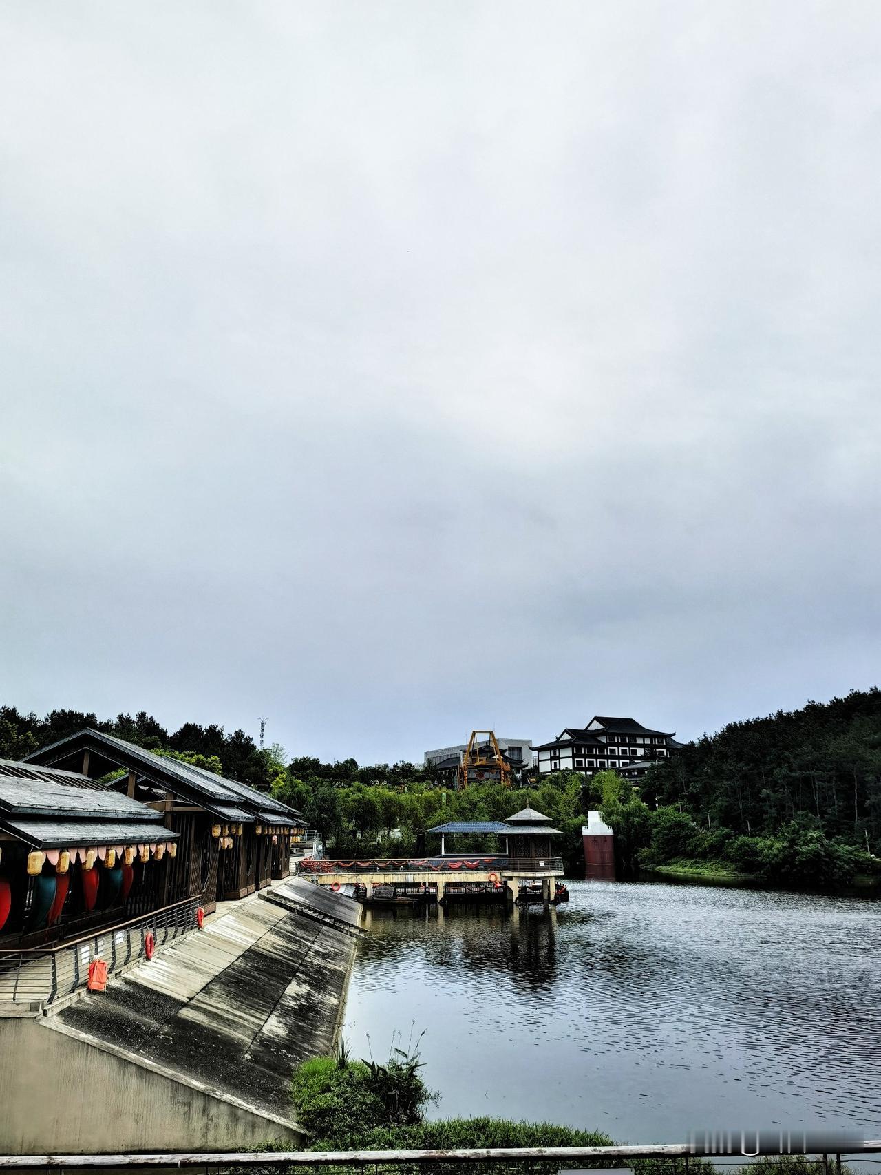 在荆门园博园，竟然遇见了摩天轮！一路闲逛，沿路慢行，居然登上了园博园的最高峰