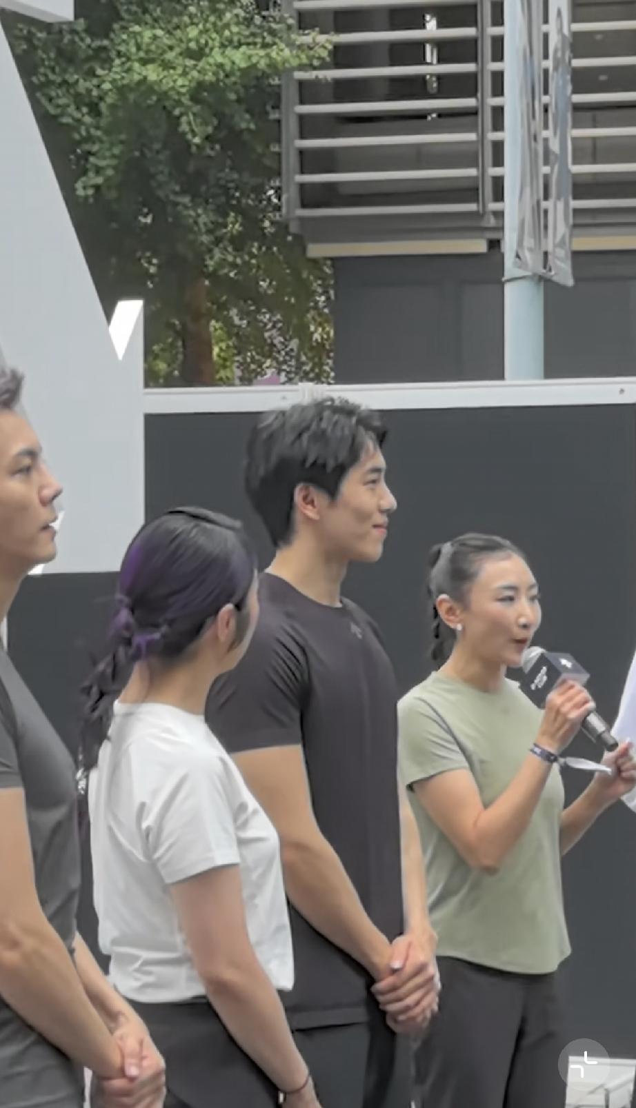 9月19日，何雯娜现身上海参加迪桑特线下活动，皮肤黑脸也变老，就像普通家庭主妇，