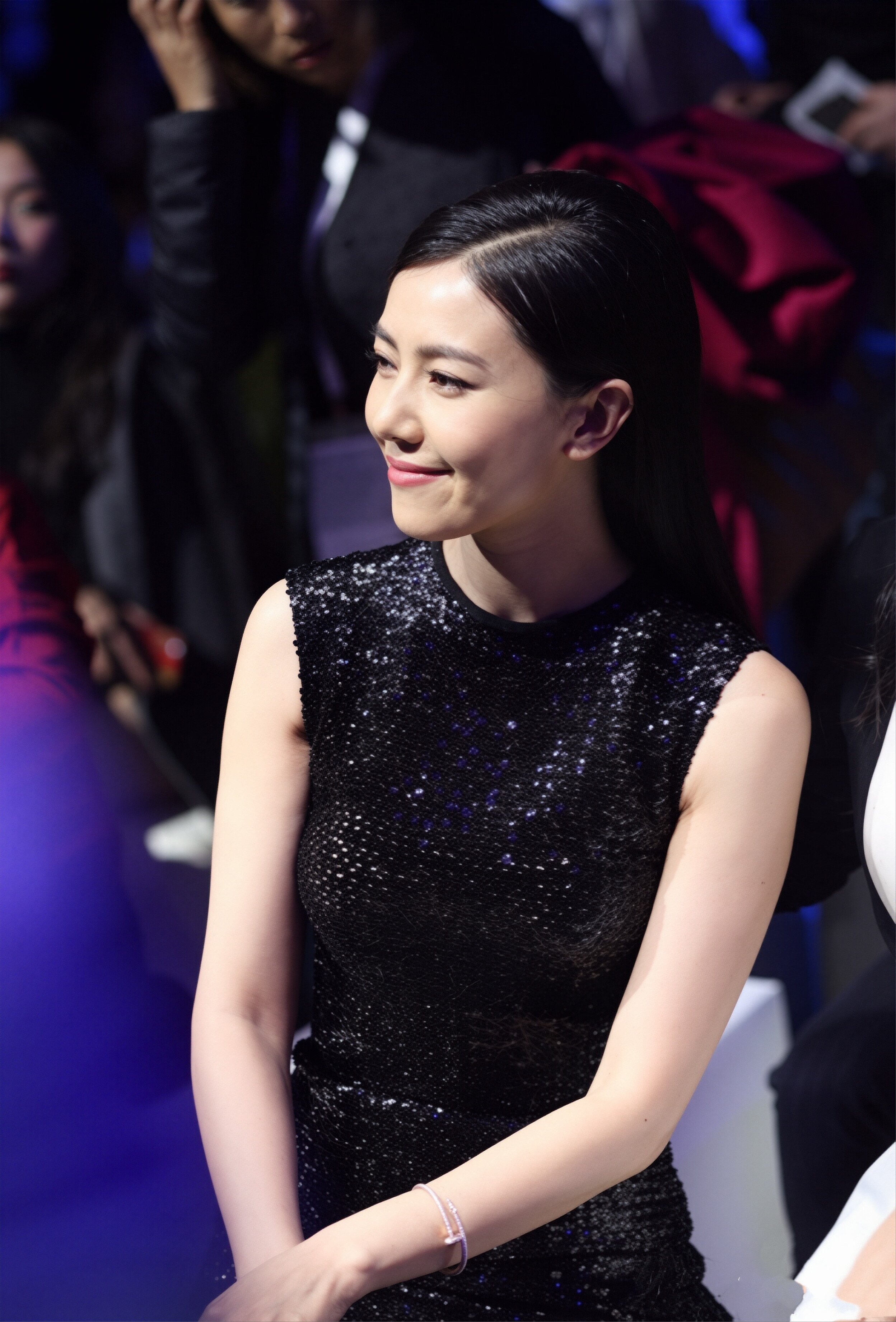 高圆圆这份恰到好处的分寸感，恰如职场微信礼仪的内核：于细节处见素养，在沟通中守