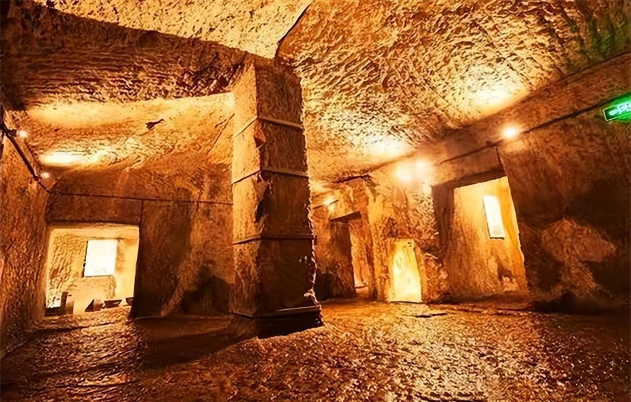 上个世纪八十年代，徐州发现了一座古墓，当考古队进入墓室时，只见一个黑色影出现在一