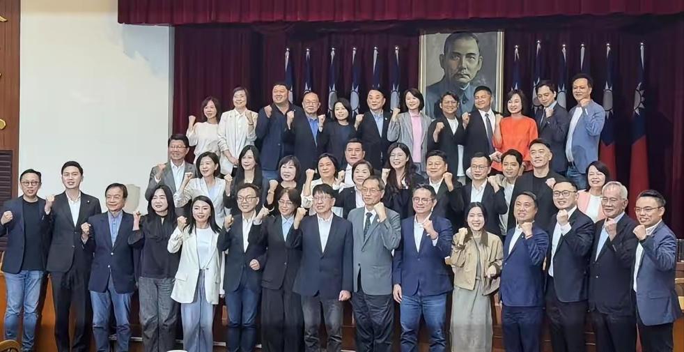 郑丽文的起手式非常成功,首个公开行程就是拜访梨园党团,受到热烈欢迎,手下败将罗智