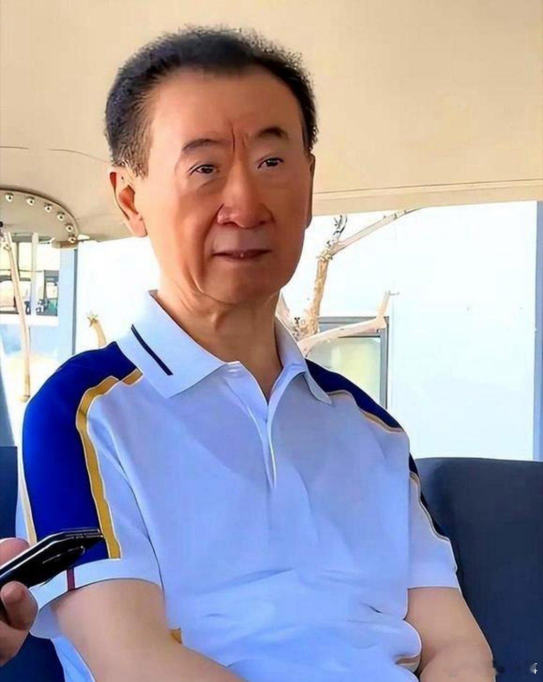 恒大出事之前，许老板就先套现了800亿红利，自己家就揣进兜里500多亿。他儿子更