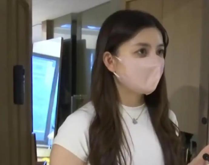 浙江杭州，一个小伙子盯上了一个年轻漂亮的妹子，看到女生进屋之后，男子就来到女子门
