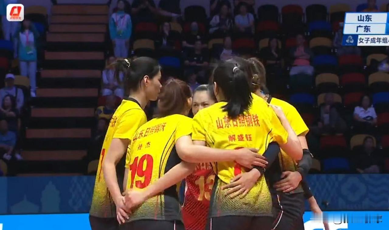 11月12日，第十五届全运会女排成年组小组赛B组，山东女排对阵广东女排，此前四连