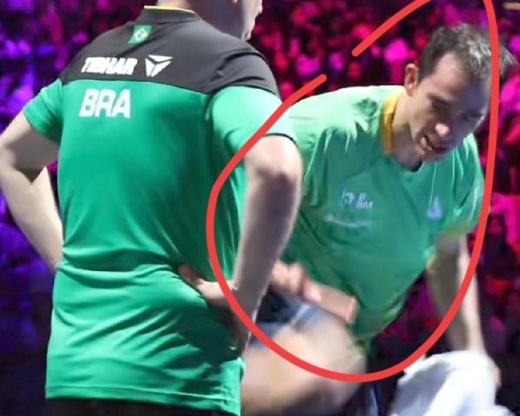 雨果这哥们够狠，连丢两局，连闪自己两巴掌！一局一巴掌，气得都发疯了，当着教练的面