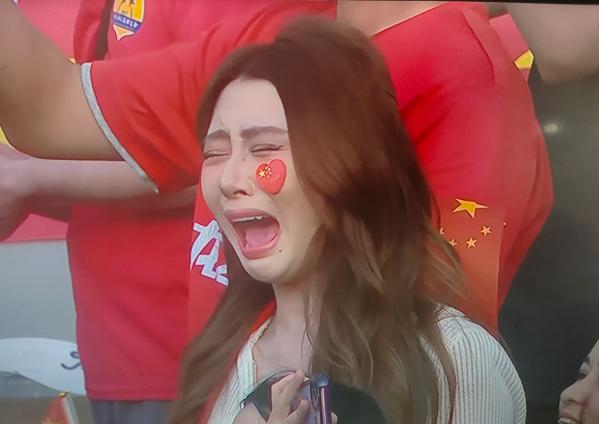 《泪洒赛场！中国男足绝杀晋级四强，百万球迷狂欢：这一刻等了太久！》