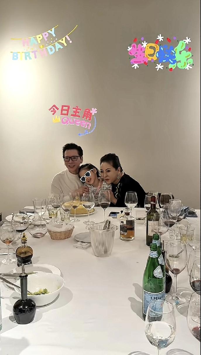 向华强77岁生日聚会，向佑缺席，惹向太非常生气。12月16日，向华强在高档饭