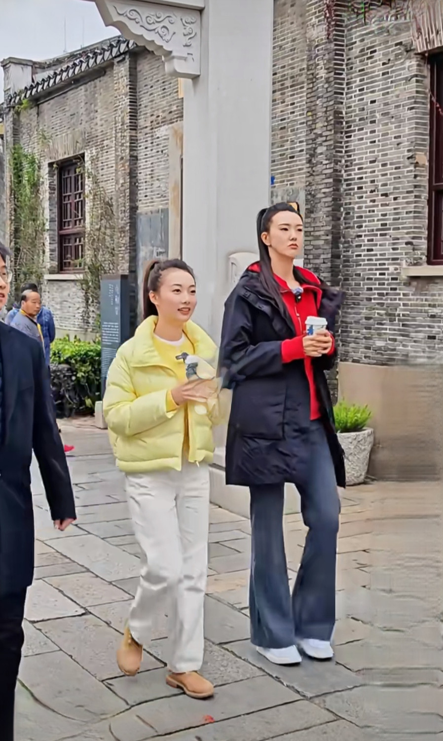 全世界最美的张常宁近日，常宁宝宝和好友一起在江苏青果巷参观游玩。宝宝的兴致很高