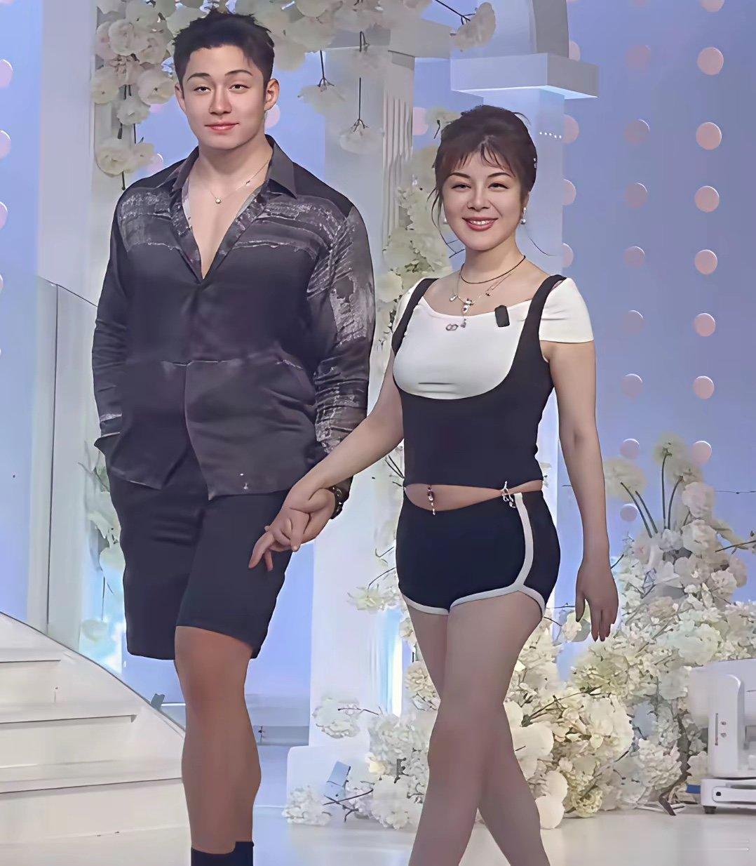 56岁的虞美人集团创始人于文红与26岁的小丈夫任任牵手出席活动时的一幕，于文红1