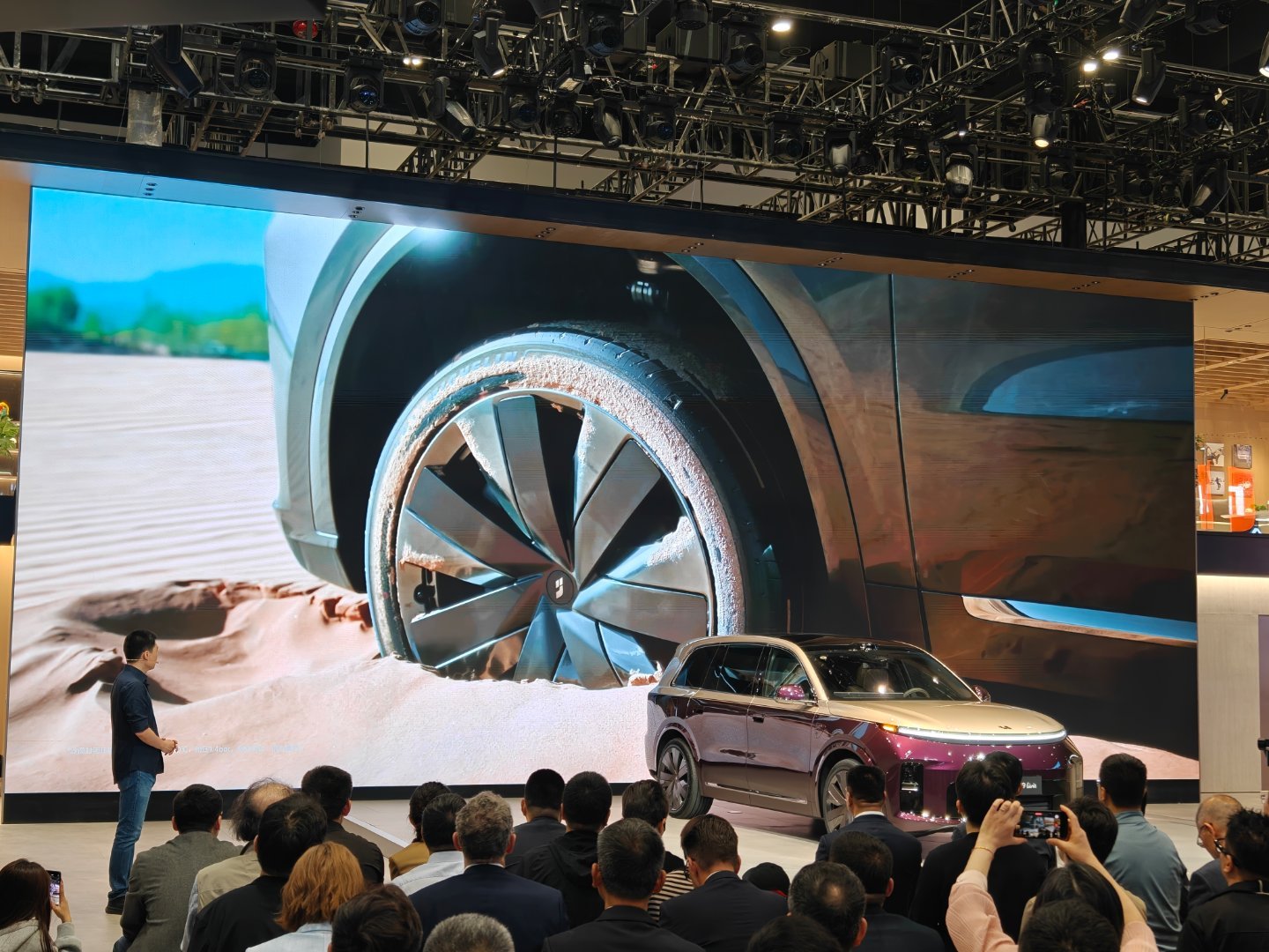 理想在2026北京车展正式发布了理想L9Livis车型，介绍重点集中在800V