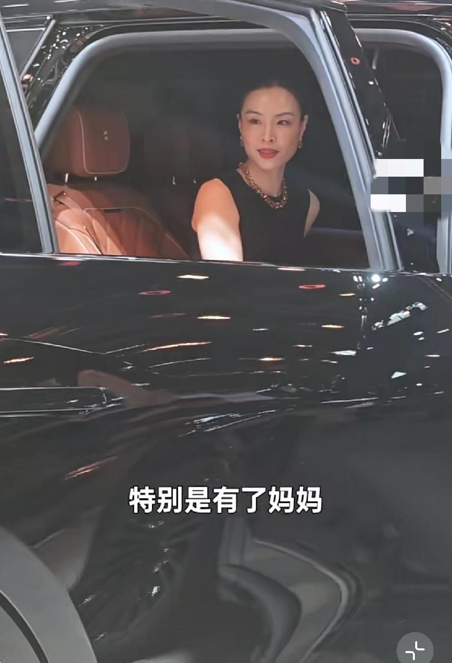 4月24日，吴敏霞现身北京车展试驾新车竟然如此激动，她胳膊肌肉发达，看着身材挺壮