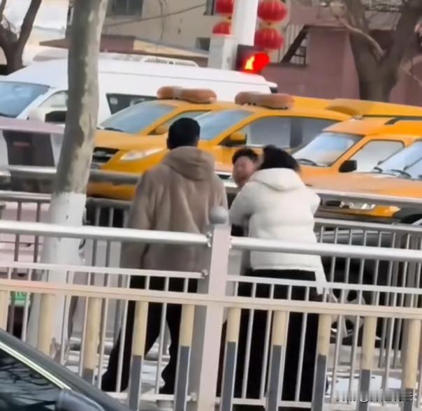山东，一家三口走在马路上，一男子因为跟妻子拌嘴，二话不说，直接伸手暴揍了妻子一顿